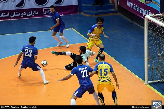 لیگ برتر فوتسال/ مسابقه فرش آرا مشهد و هایپر شهر شاهین شهر‎ - عکس : محسن بخشنده / شهرآرا