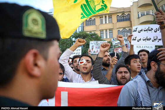 تجمع جوانان انقلابی مقابل دفتر سازمان ملل در اعتراض به کشتار مسلمانان در کشمیر / عکس: احمد حسنی / شهرآرا