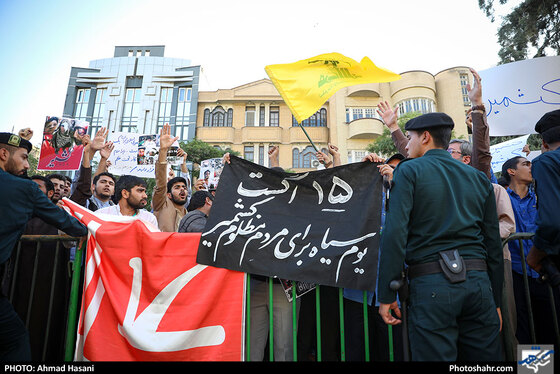 تجمع جوانان انقلابی مقابل دفتر سازمان ملل در اعتراض به کشتار مسلمانان در کشمیر / عکس: احمد حسنی / شهرآرا