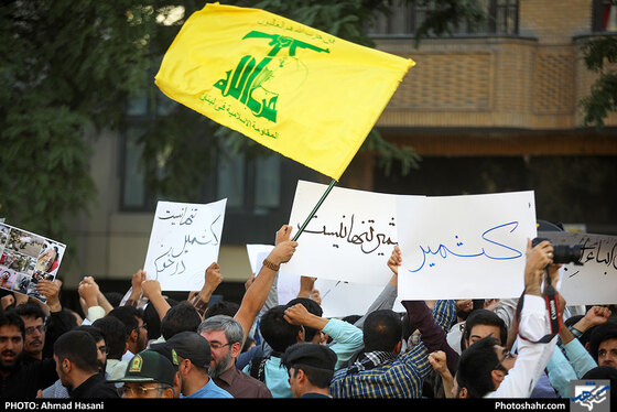تجمع جوانان انقلابی مقابل دفتر سازمان ملل در اعتراض به کشتار مسلمانان در کشمیر / عکس: احمد حسنی / شهرآرا