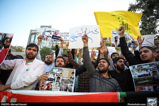 تجمع جوانان انقلابی مقابل دفتر سازمان ملل در اعتراض به کشتار مسلمانان در کشمیر / عکس: احمد حسنی / شهرآرا
