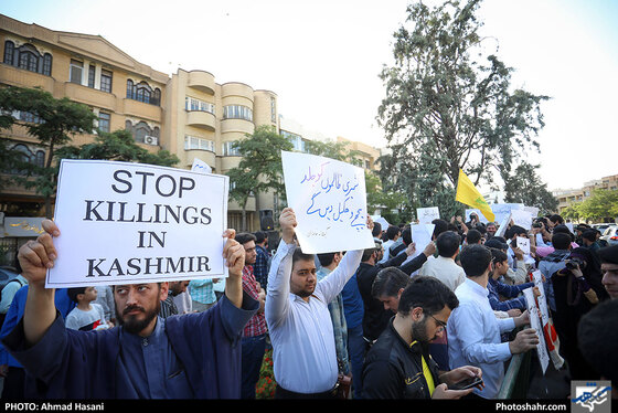 تجمع جوانان انقلابی مقابل دفتر سازمان ملل در اعتراض به کشتار مسلمانان در کشمیر / عکس: احمد حسنی / شهرآرا
