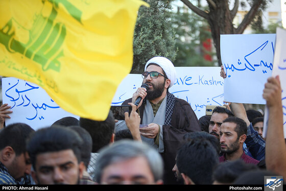 تجمع جوانان انقلابی مقابل دفتر سازمان ملل در اعتراض به کشتار مسلمانان در کشمیر / عکس: احمد حسنی / شهرآرا