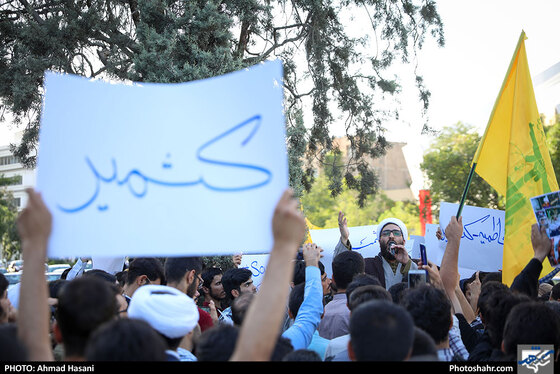 تجمع جوانان انقلابی مقابل دفتر سازمان ملل در اعتراض به کشتار مسلمانان در کشمیر / عکس: احمد حسنی / شهرآرا