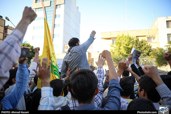 تجمع جوانان انقلابی مقابل دفتر سازمان ملل در اعتراض به کشتار مسلمانان در کشمیر / عکس: احمد حسنی / شهرآرا