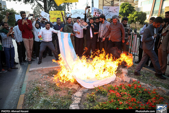 تجمع جوانان انقلابی مقابل دفتر سازمان ملل در اعتراض به کشتار مسلمانان در کشمیر / عکس: احمد حسنی / شهرآرا