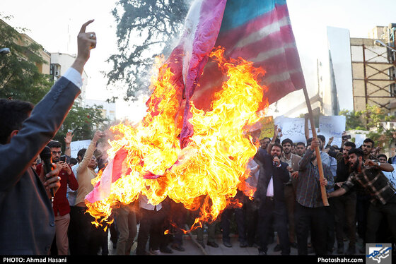 تجمع جوانان انقلابی مقابل دفتر سازمان ملل در اعتراض به کشتار مسلمانان در کشمیر / عکس: احمد حسنی / شهرآرا