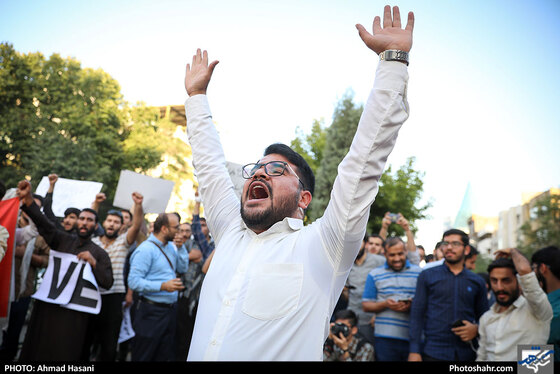 تجمع جوانان انقلابی مقابل دفتر سازمان ملل در اعتراض به کشتار مسلمانان در کشمیر / عکس: احمد حسنی / شهرآرا
