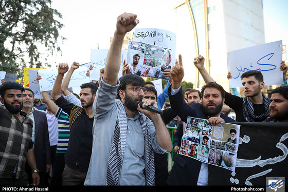 تجمع جوانان انقلابی مقابل دفتر سازمان ملل در اعتراض به کشتار مسلمانان در کشمیر / عکس: احمد حسنی / شهرآرا
