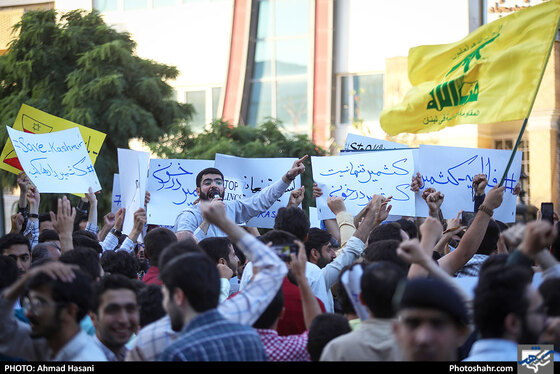 تجمع جوانان انقلابی مقابل دفتر سازمان ملل در اعتراض به کشتار مسلمانان در کشمیر / عکس: احمد حسنی / شهرآرا