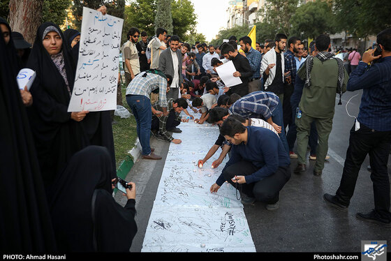 تجمع جوانان انقلابی مقابل دفتر سازمان ملل در اعتراض به کشتار مسلمانان در کشمیر / عکس: احمد حسنی / شهرآرا