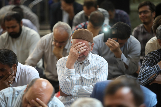 مراسم اهدای پرچم عزا به هیات مذهبی سراسر کشور