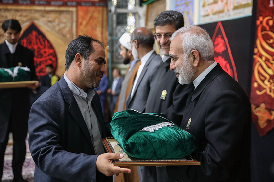 مراسم اهدای پرچم عزا به هیات مذهبی سراسر کشور