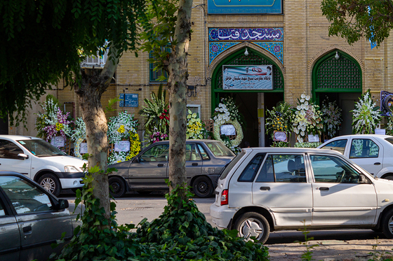 گاهی در این مراسم‌ها تعداد تاج‌گل‌ها آن‌قدر زیاد می‌شوند که تمامی دیوار حاشیه مسجد با تاج‌گل پوشیده و تزیین می‌شود.