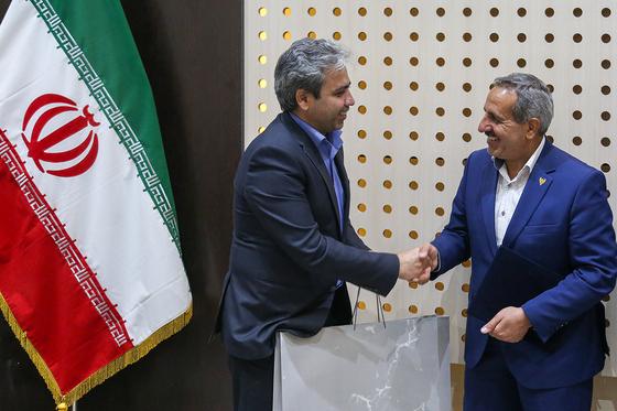 محمد‌هادی ضیایی‌مهر مدیرکل سابق و مصطفی نصیری مدیرکل فعلی راه آهن خراسان رضوی (از راست ) در مراسم تودیع معارفه‌شان