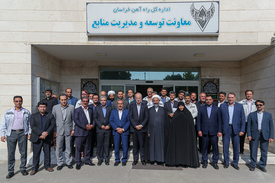 عکس یادگاری مسئولین و کارکنان راه آهن در مقابل ساختمان اداره کل راه آهن خراسان رضوی