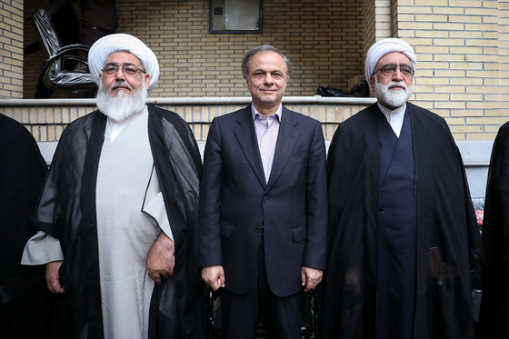 از راست حجت الاسلام مروی تولیت آستان قدس رضوی، علیرضا رزم حسینی استاندار و حجت الاسلام عادلی نیا استاد دروس خارج حوزه علمیه خراسان در مراسم آغاز سال تحصیلی حوزه علمیه خراسان