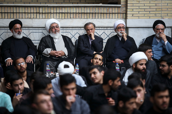 از راست حجت الاسلام سیدمصباح عاملی مدیر حوزه ی علمیه خراسان، حجت الاسلام مروی تولیت آستان قدس رضوی، علیرضا رزم حسینی استاندار خراسان رضوی، حجت الاسلام عادلی نیا استاد دروس خارج حوزه علمیه خراسان و حجت الاسلام سیدصادق موسوی شیرازی محقق نهج البلاغه