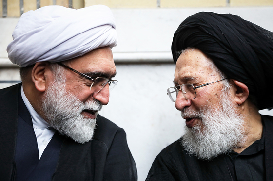 آیت الله سیدجعفر سیدان (راست) و حجت الاسلام مروی تولیت آستان قدس رضوی (چپ) در مراسم آغاز سال تحصیلی حوزه علمیه خراسان