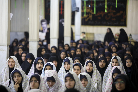 نواختن زنگ نماز در دبیرستان دخترانه شاهد