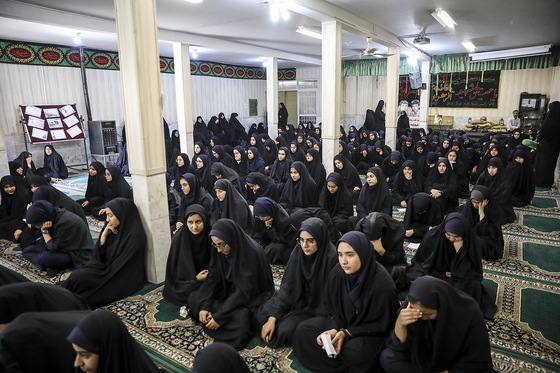 نواختن زنگ نماز در دبیرستان دخترانه شاهد