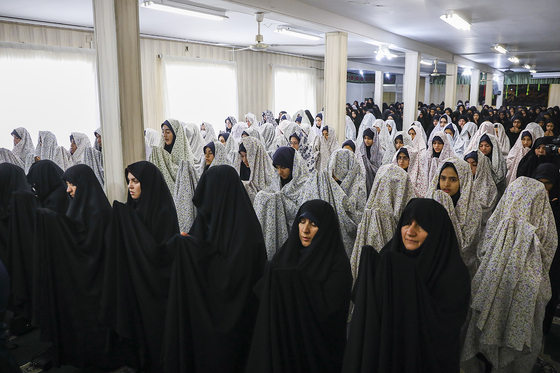 نواختن زنگ نماز در دبیرستان دخترانه شاهد