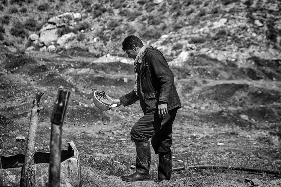 یکی از کارگران می‌گوید از سه سال پیش، یازده میلیون تومان طلبکارم و از سال 96 هم حدود 6ماه حقوق نگرفته ام. با این حال معدن را دوست دارد و این کار را کار اجدادی‌شان معرفی می‌کند