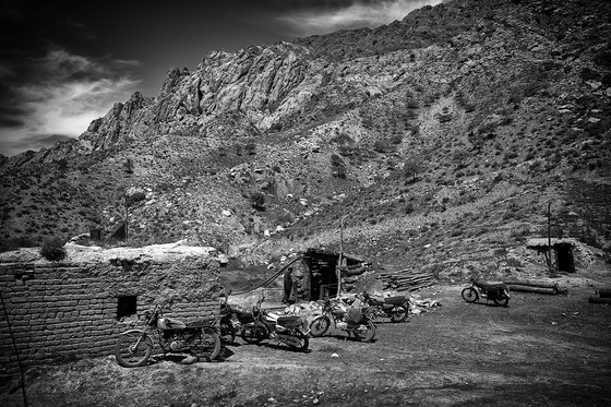 محل زندگی کارگران باید به معدن نزدیک باشد. از همین رو بیشتر کارگران، از بومی‌های روستای معدن آق‌دربند هستند
