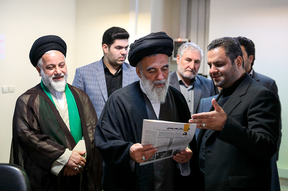  بازدید آیت الله حسینی خراسانی، عضو مجلس خبرگان رهبری از روزنامه شهرآرا