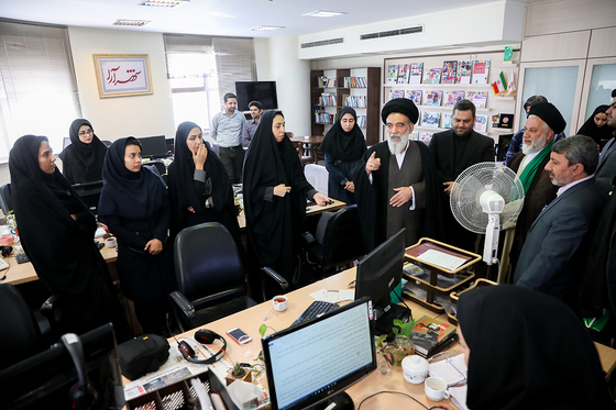  بازدید آیت الله حسینی خراسانی، عضو مجلس خبرگان رهبری از روزنامه شهرآرا