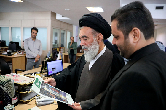  بازدید آیت الله حسینی خراسانی، عضو مجلس خبرگان رهبری از روزنامه شهرآرا