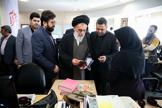  بازدید آیت الله حسینی خراسانی، عضو مجلس خبرگان رهبری از روزنامه شهرآرا