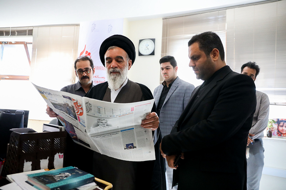  بازدید آیت الله حسینی خراسانی، عضو مجلس خبرگان رهبری از روزنامه شهرآرا