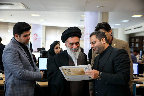  بازدید آیت الله حسینی خراسانی، عضو مجلس خبرگان رهبری از روزنامه شهرآرا