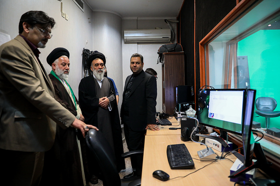  بازدید آیت الله حسینی خراسانی، عضو مجلس خبرگان رهبری از روزنامه شهرآرا