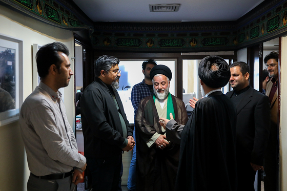  بازدید آیت الله حسینی خراسانی، عضو مجلس خبرگان رهبری از روزنامه شهرآرا