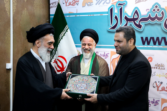  بازدید آیت الله حسینی خراسانی، عضو مجلس خبرگان رهبری از روزنامه شهرآرا