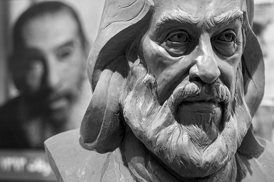 سردیس مرحوم انوشیروان ارجمند پیشکسوت تئاتر و سینما، ساخته نادر قشقايى