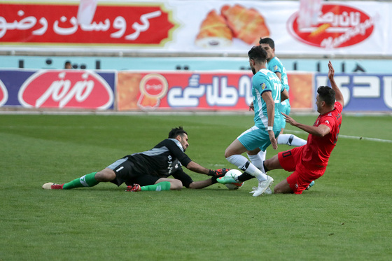 مسابقه فوتبال شهرخودرو مشهد و پیکان تهران