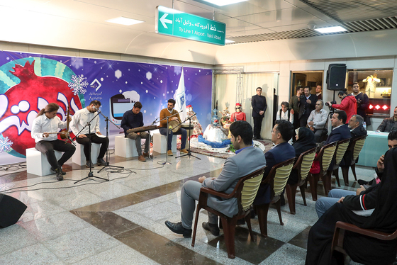 جشن یلدا در قطارشهری مشهد