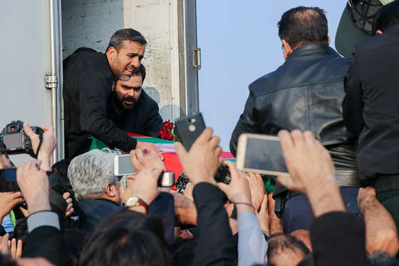 استقبال از پیکر شهید سپهبد قاسم سلیمانی در فرودگاه مشهد