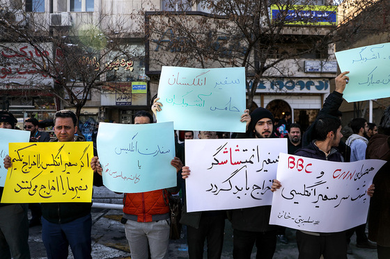 تجمع اعتراضی جمعی از دانشجویان انقلابی مقابل دفتر نمایندگی وزارت امور خارجه در مشهد