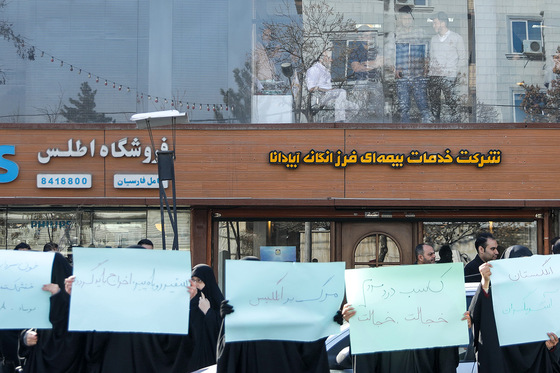 تجمع اعتراضی جمعی از دانشجویان انقلابی مقابل دفتر نمایندگی وزارت امور خارجه در مشهد