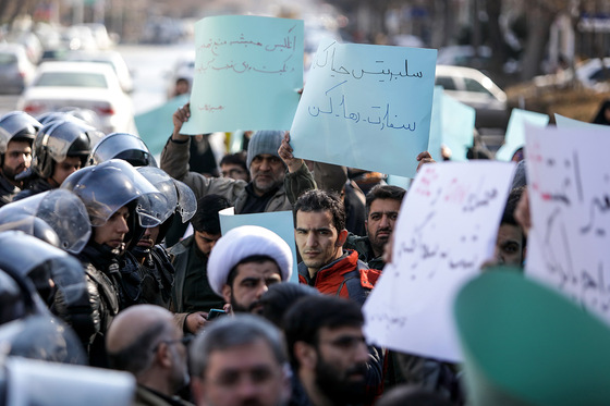 تجمع اعتراضی جمعی از دانشجویان انقلابی مقابل دفتر نمایندگی وزارت امور خارجه در مشهد