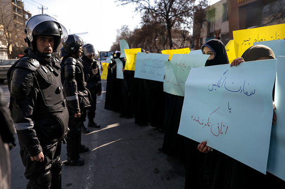 تجمع اعتراضی جمعی از دانشجویان انقلابی مقابل دفتر نمایندگی وزارت امور خارجه در مشهد