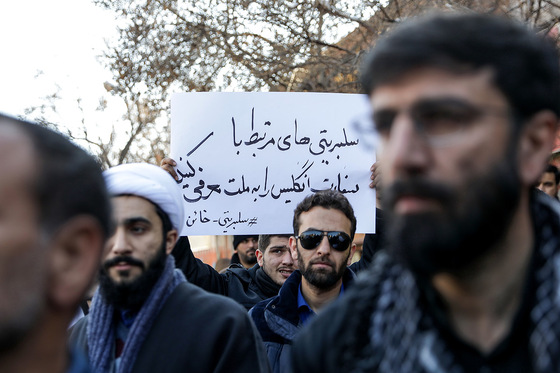 تجمع اعتراضی جمعی از دانشجویان انقلابی مقابل دفتر نمایندگی وزارت امور خارجه در مشهد