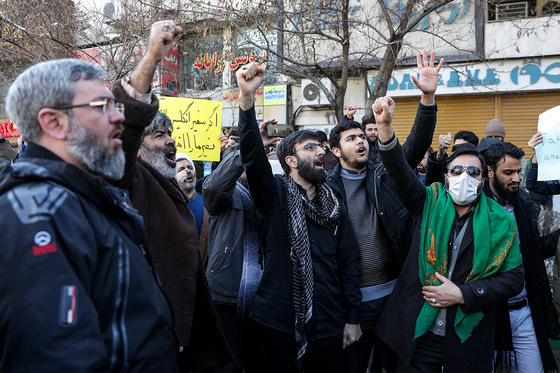 تجمع اعتراضی جمعی از دانشجویان انقلابی مقابل دفتر نمایندگی وزارت امور خارجه در مشهد