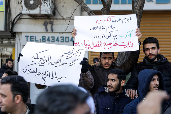 تجمع اعتراضی جمعی از دانشجویان انقلابی مقابل دفتر نمایندگی وزارت امور خارجه در مشهد