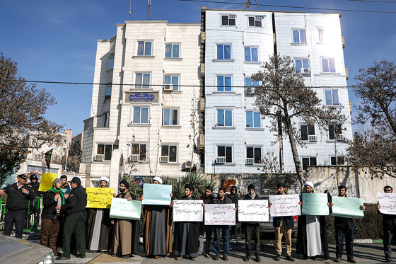 تجمع اعتراضی جمعی از دانشجویان انقلابی مقابل دفتر نمایندگی وزارت امور خارجه در مشهد