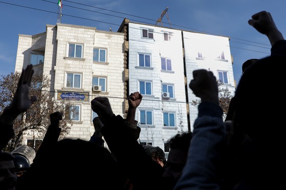 تجمع اعتراضی جمعی از دانشجویان انقلابی مقابل دفتر نمایندگی وزارت امور خارجه در مشهد